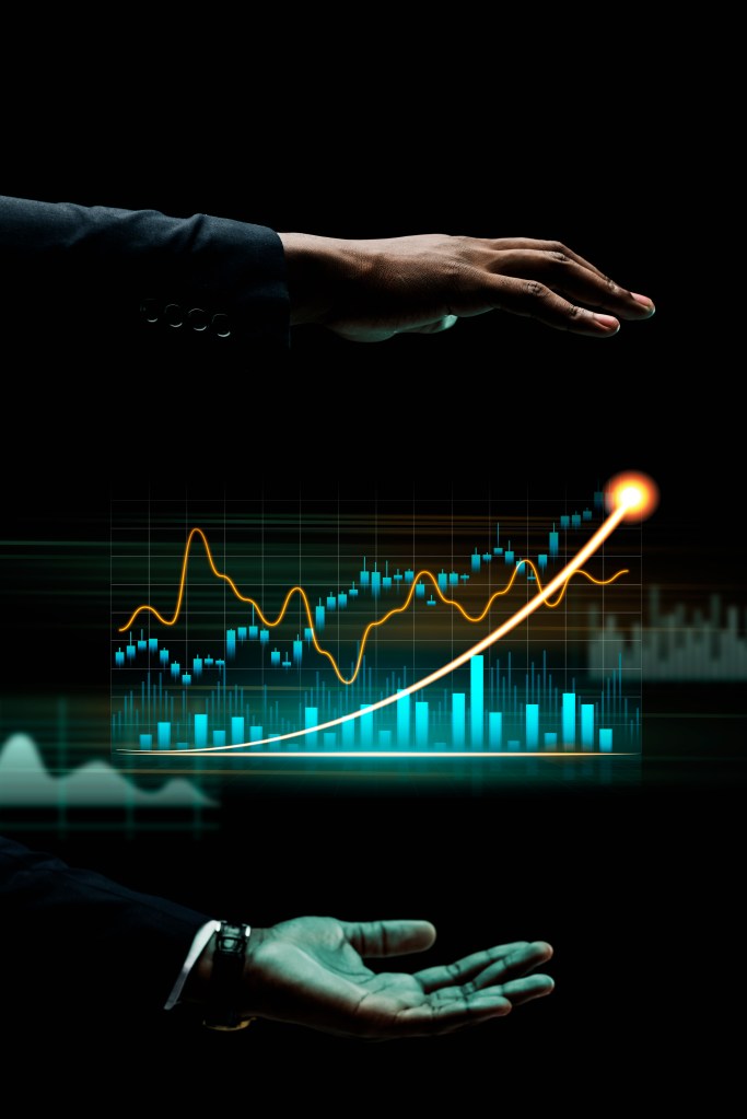 Bras d'homme d'affaires en costume présentant des graphiques financiers holographiques avec une tendance ascendante, symbolisant la stratégie de croissance, l'analyse et le suivi des performances sur le marché financier.